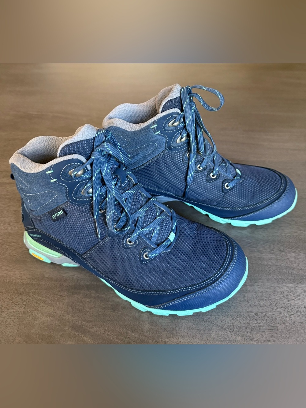 Teva Ahnu Women's Navy Hiking Boots with Aqua Soles Size 8.5